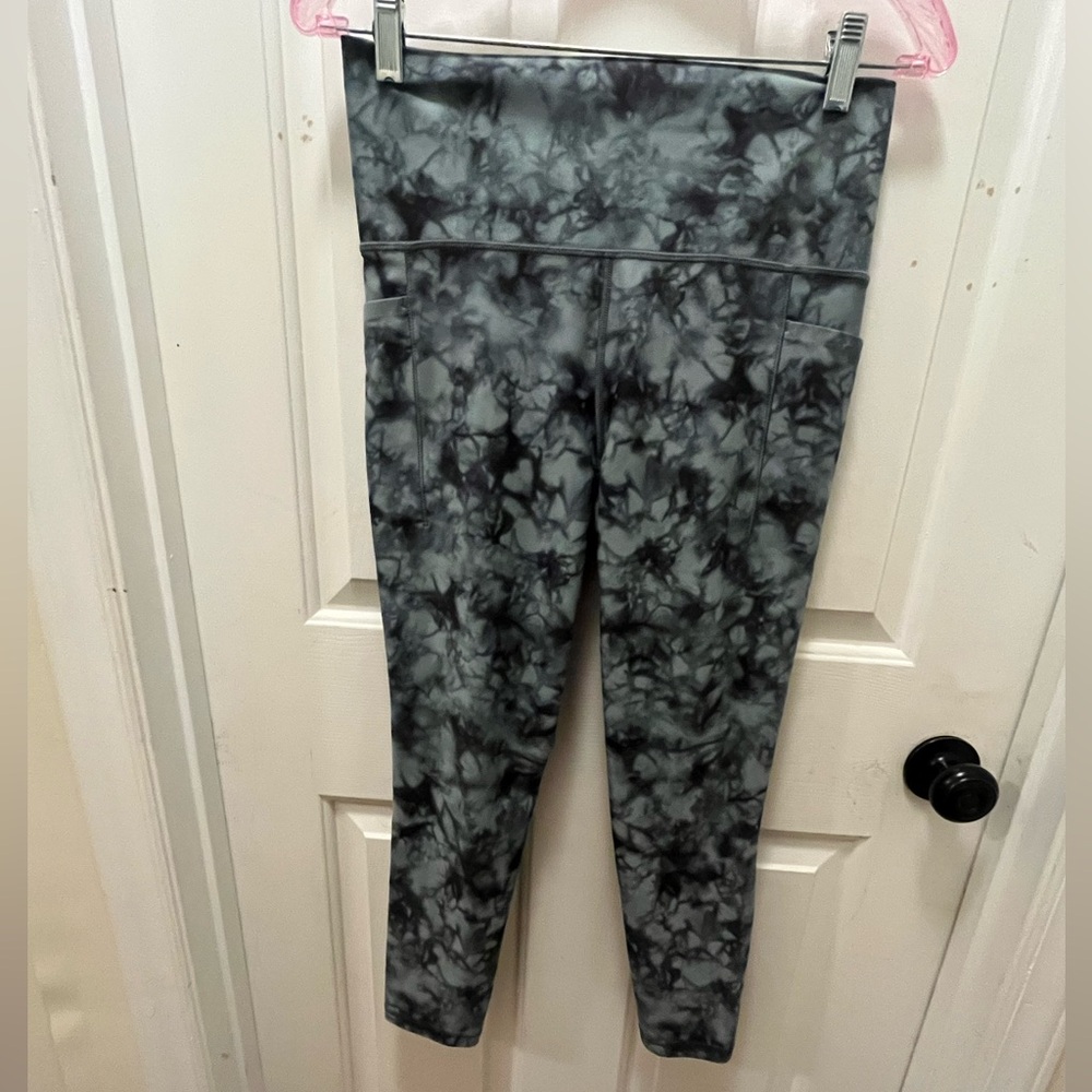 LIKE NEW Athleta Tie Dye Salutation Stash II Pocket 7/8 Tight - Medium